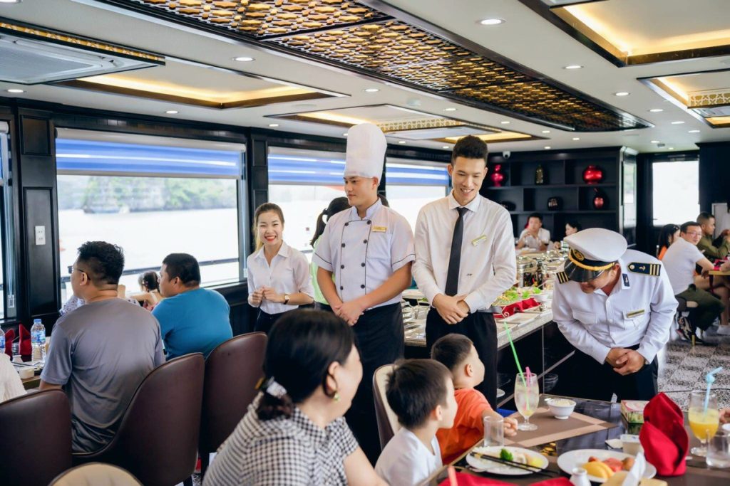 khách hnagf ăn trưa trên tàu du lịch vịnh hạ long.